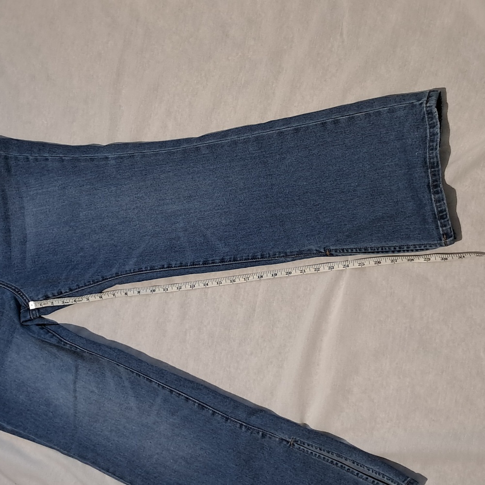 Eloquii Classic Split Leg Jeans. Size 14. Medium Wash. - Picture 7 of 15